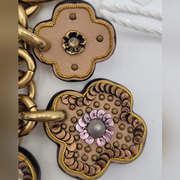💥NWT💥 Coach Tea Rose w/ Sequins Bag Charm - Picture 3 of 7
